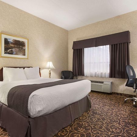 Days Inn By Wyndham Toronto East Lakeview Buitenkant foto
