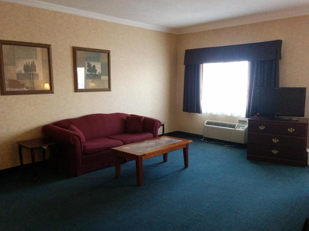 Days Inn By Wyndham Toronto East Lakeview Buitenkant foto