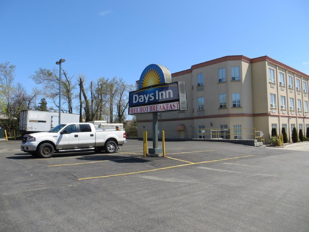 Days Inn By Wyndham Toronto East Lakeview Buitenkant foto