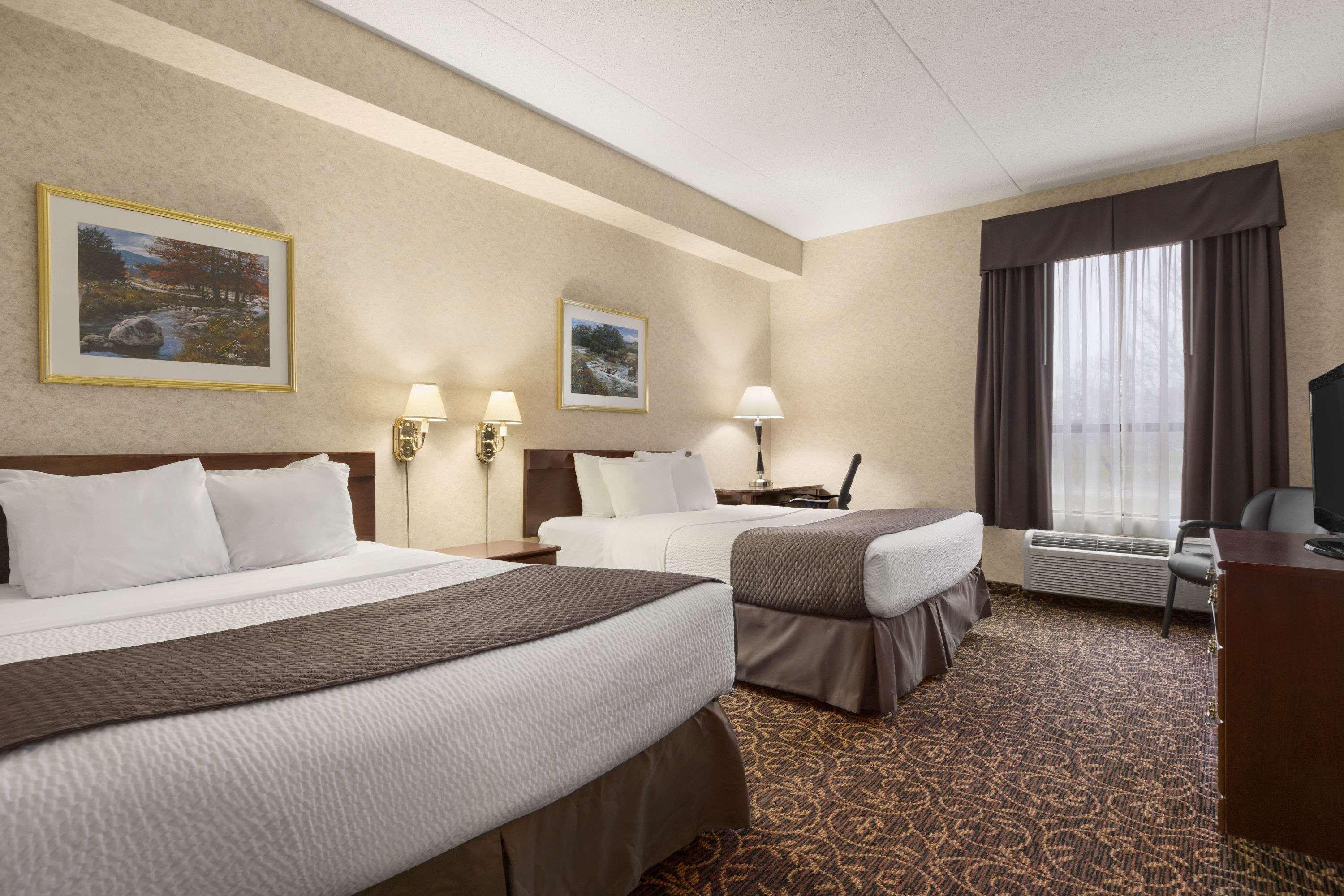 Days Inn By Wyndham Toronto East Lakeview Buitenkant foto