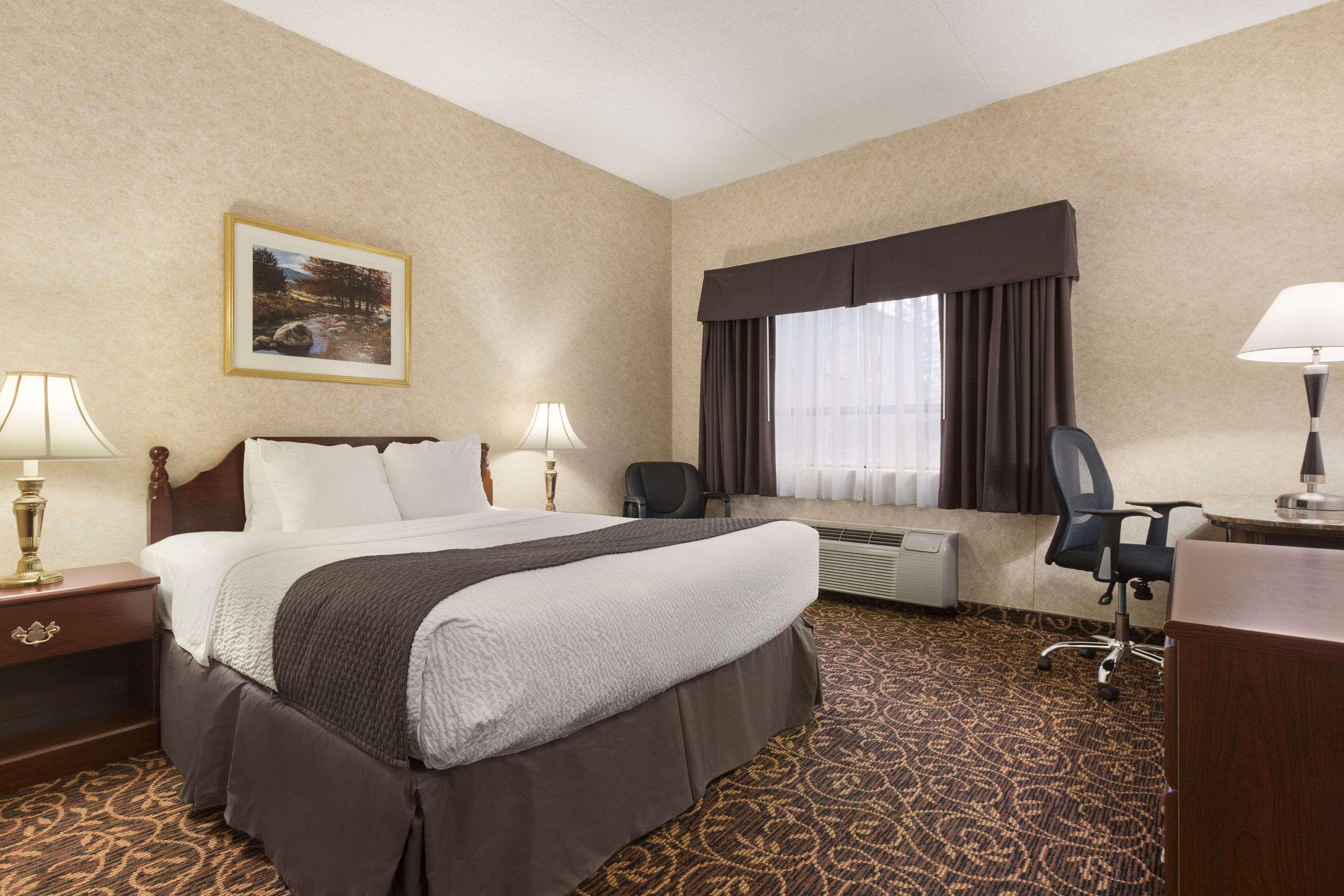 Days Inn By Wyndham Toronto East Lakeview Buitenkant foto