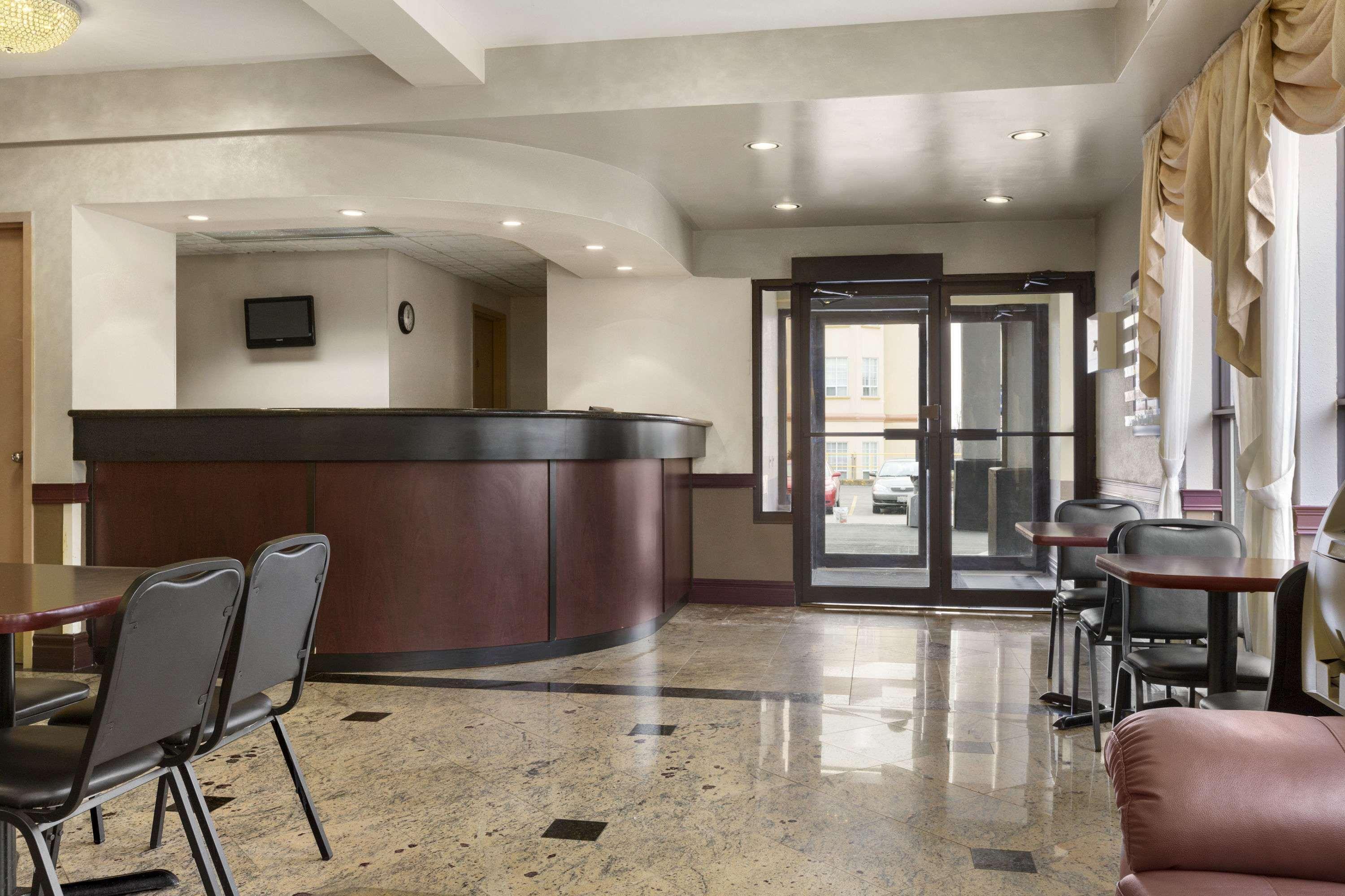 Days Inn By Wyndham Toronto East Lakeview Buitenkant foto