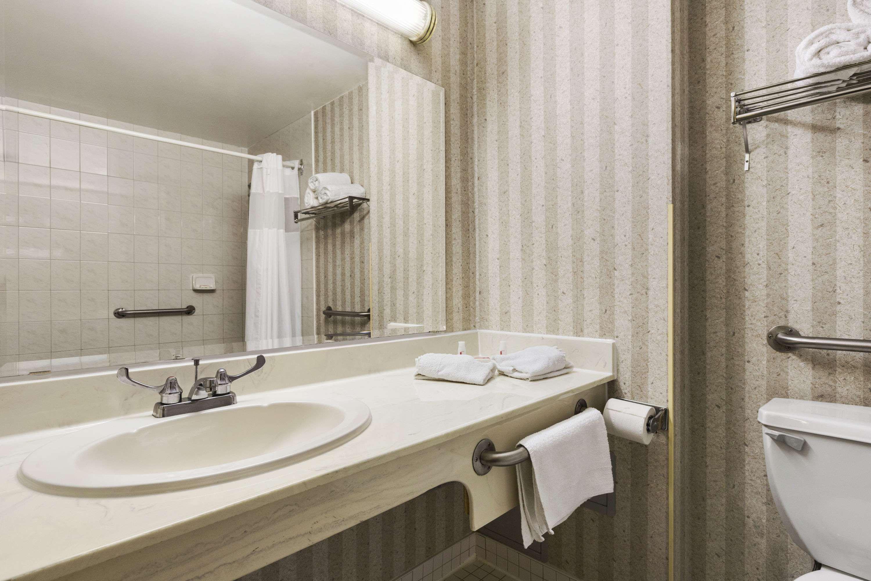 Days Inn By Wyndham Toronto East Lakeview Buitenkant foto