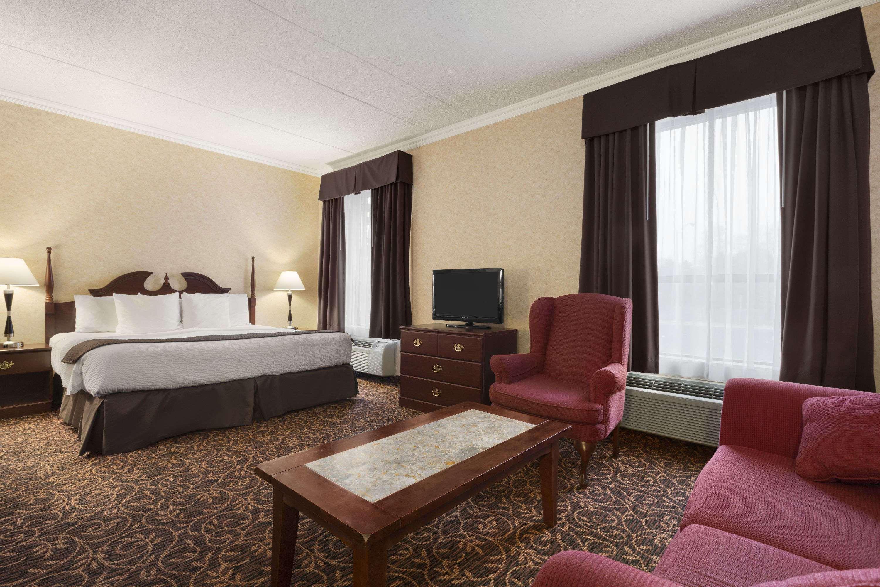 Days Inn By Wyndham Toronto East Lakeview Buitenkant foto