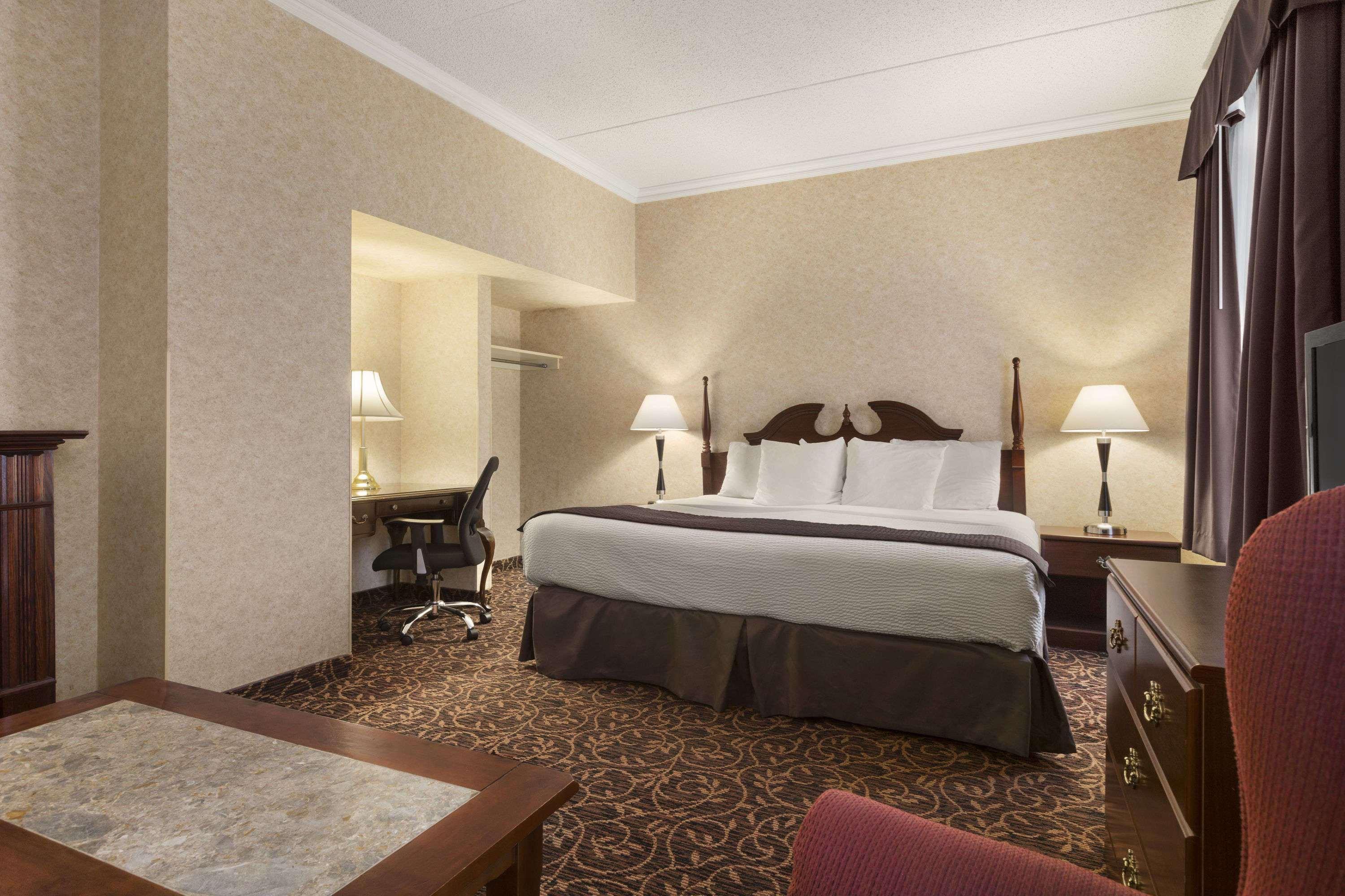 Days Inn By Wyndham Toronto East Lakeview Buitenkant foto