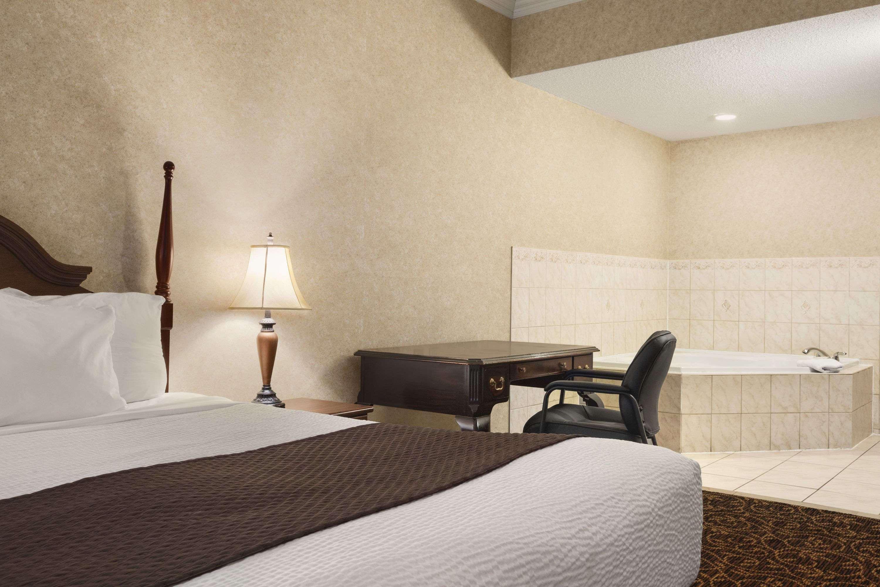 Days Inn By Wyndham Toronto East Lakeview Buitenkant foto