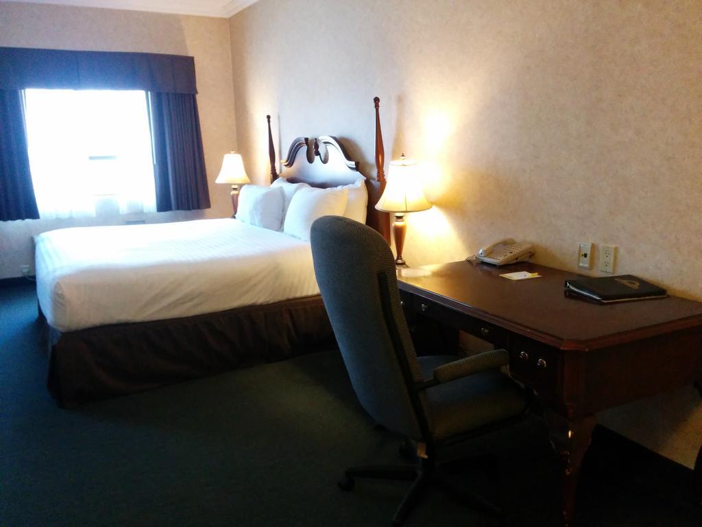 Days Inn By Wyndham Toronto East Lakeview Buitenkant foto