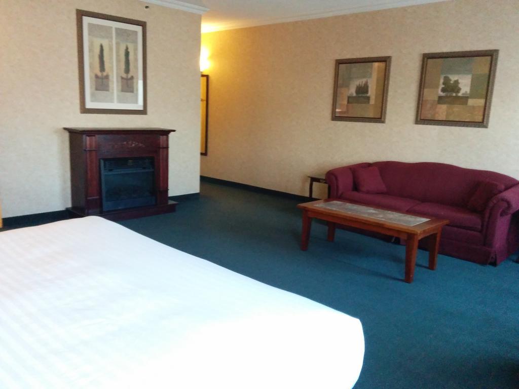 Days Inn By Wyndham Toronto East Lakeview Buitenkant foto