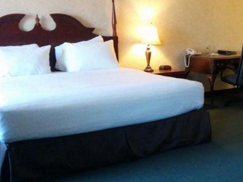 Days Inn By Wyndham Toronto East Lakeview Buitenkant foto