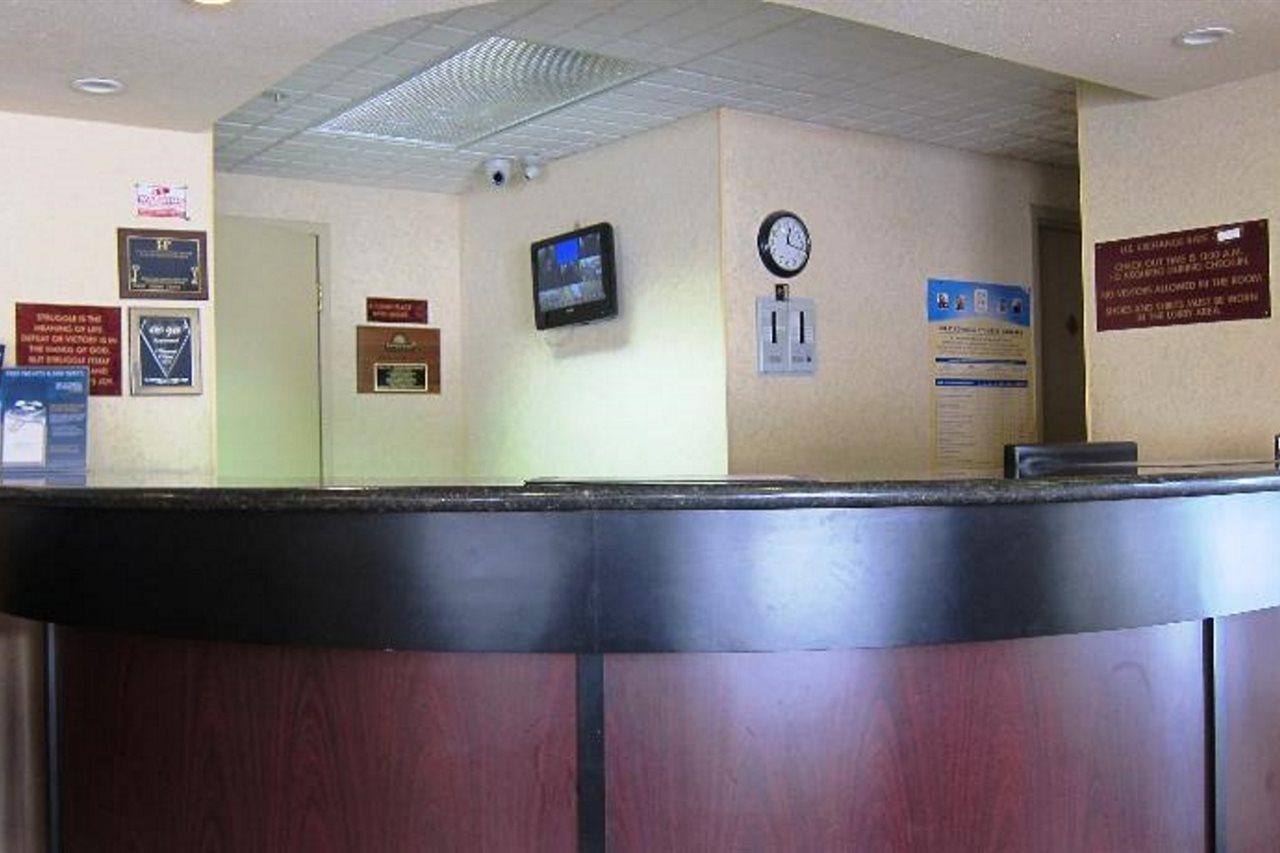 Days Inn By Wyndham Toronto East Lakeview Buitenkant foto