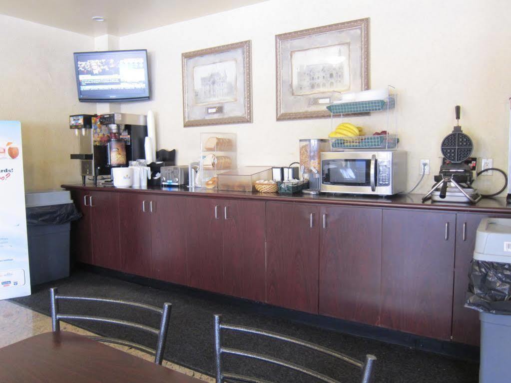 Days Inn By Wyndham Toronto East Lakeview Buitenkant foto