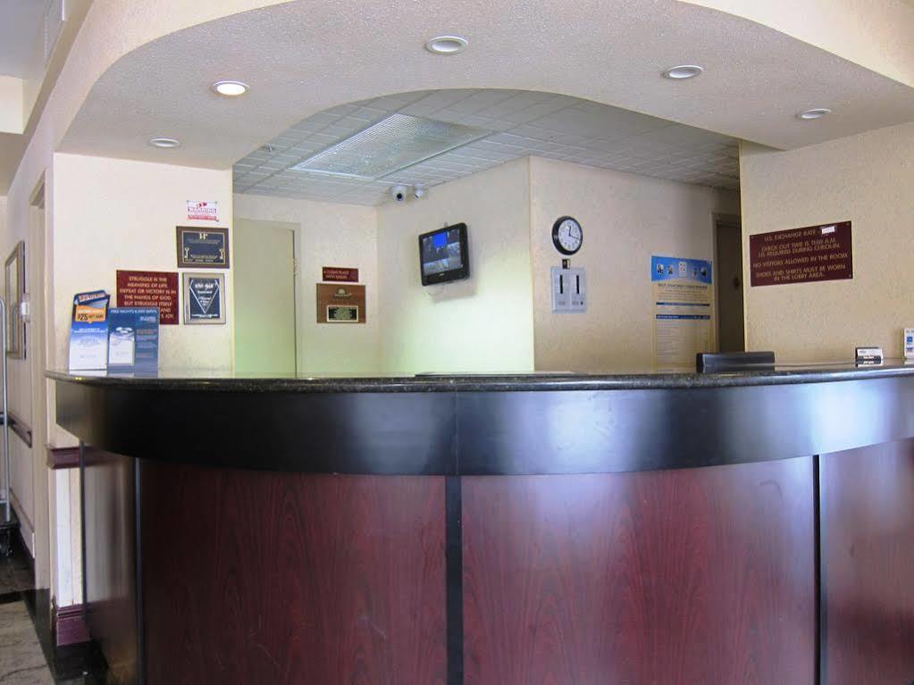 Days Inn By Wyndham Toronto East Lakeview Buitenkant foto