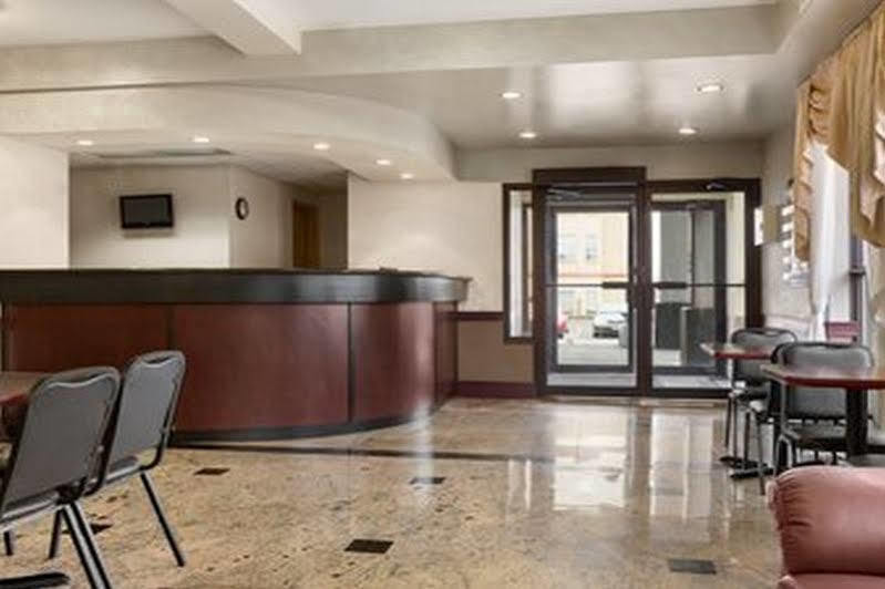 Days Inn By Wyndham Toronto East Lakeview Buitenkant foto