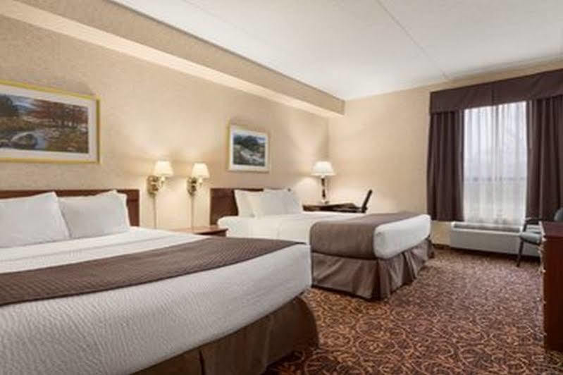 Days Inn By Wyndham Toronto East Lakeview Buitenkant foto