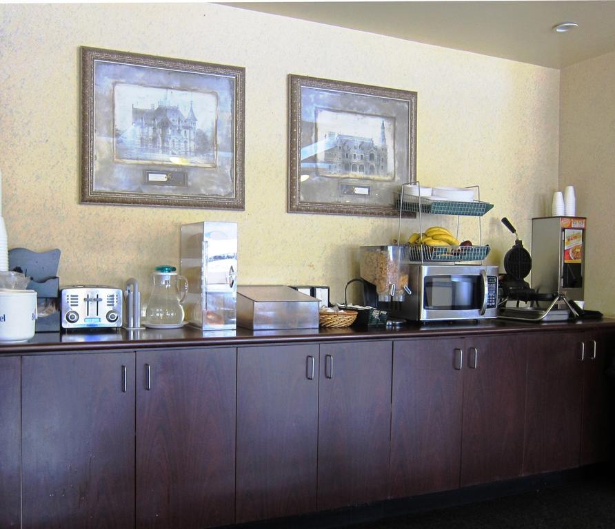 Days Inn By Wyndham Toronto East Lakeview Buitenkant foto